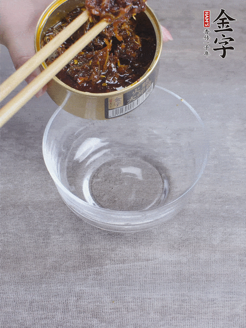 金字火腿大師醬2勺、醬油1勺、白砂糖1/2勺調(diào)勻。