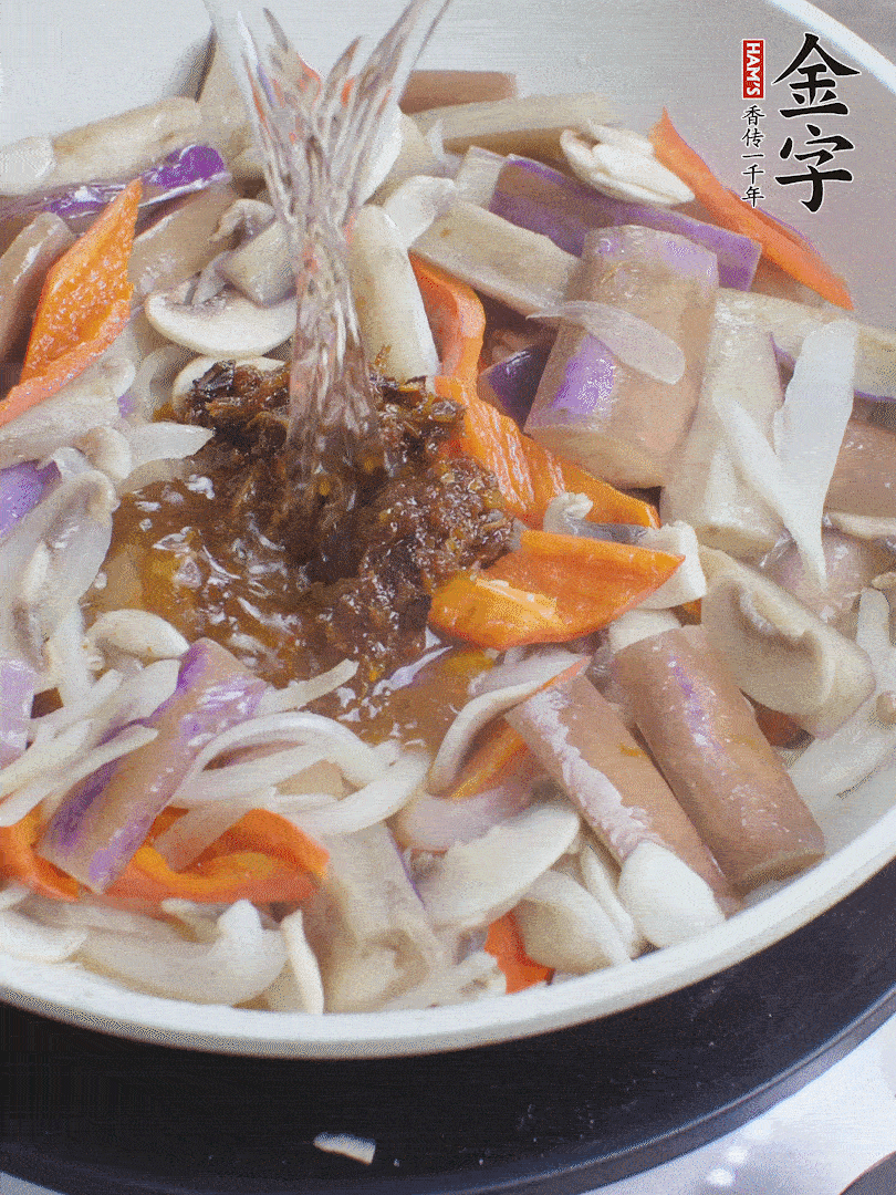 下茄子、口蘑，淋入料汁，加熱水份收干。