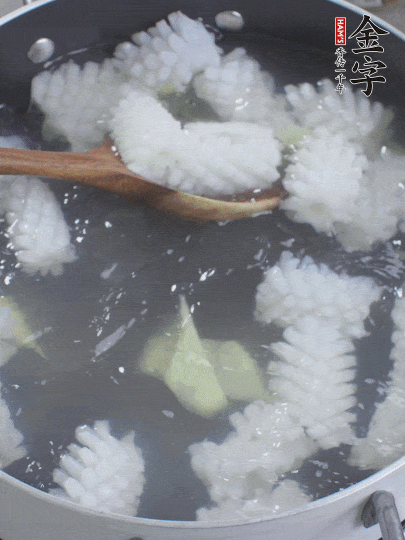 魷魚解凍后，加姜片、料酒汆燙30秒。