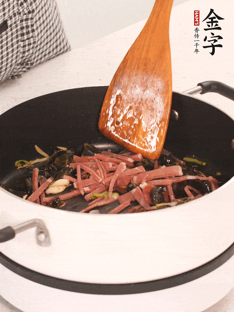 加入火腿煸炒一會(huì)，倒入開(kāi)水燉煮15分鐘。