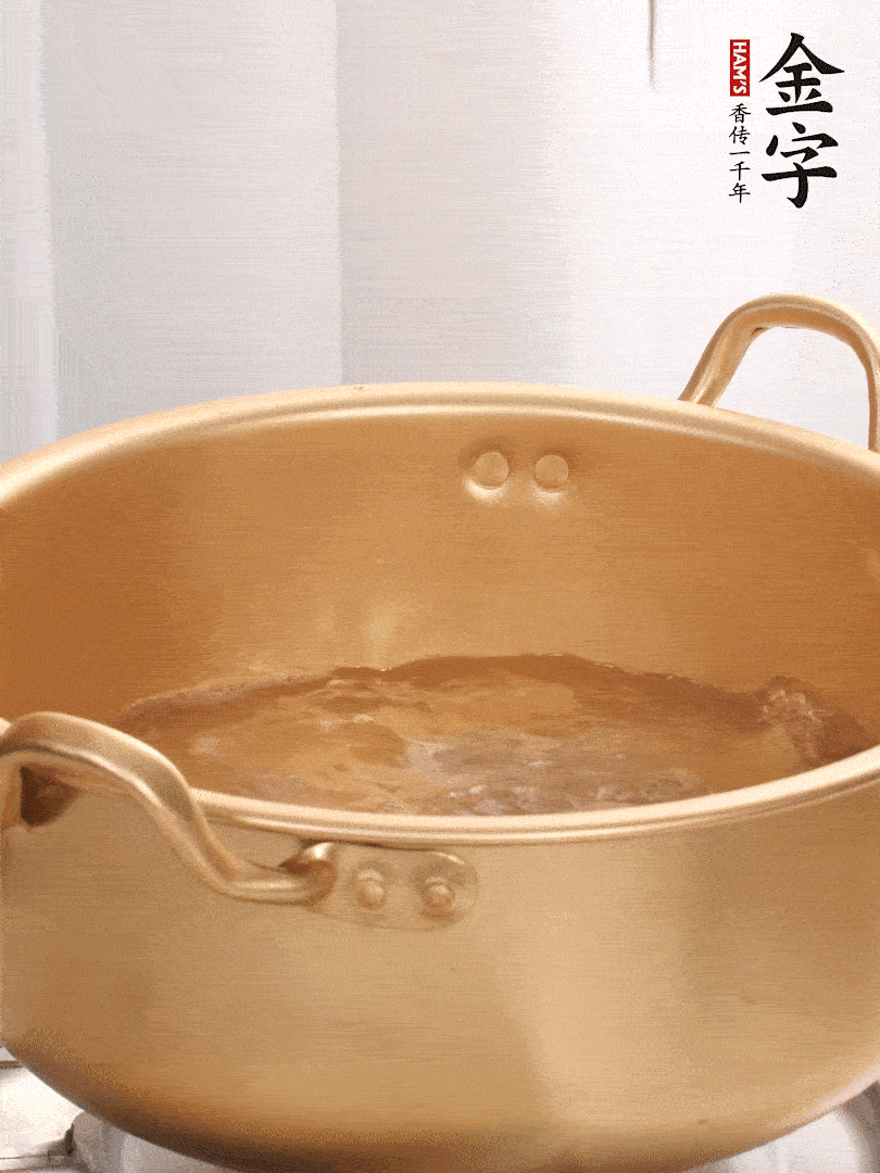 排骨加姜片、料酒，冷水下鍋焯水，撇去浮沫。