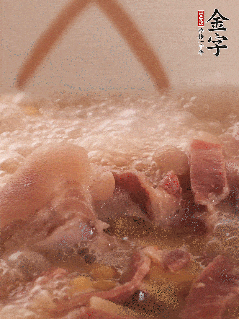 大火將水煮開后，蓋上鍋蓋，轉(zhuǎn)小火慢燉1個半小時。