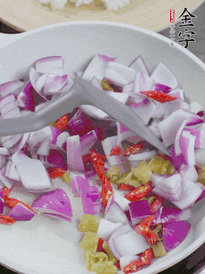 冷鍋熱油，下洋蔥、小米辣、泡椒，炒出香味。