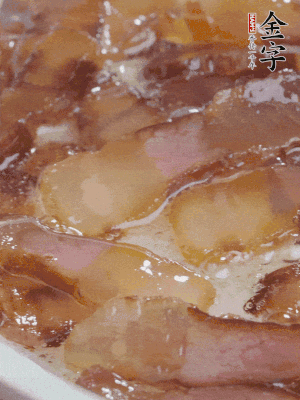 油5成熱，醬油肉煸香。