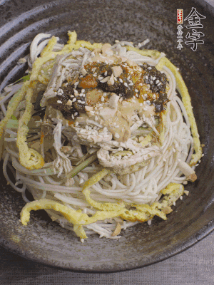 撒上花生碎、白芝麻、蔥花。