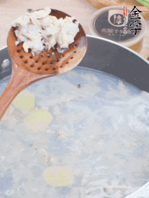 沸水下花蛤肉、姜片、料酒焯水。