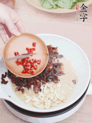 爆香蒜末、小米辣。