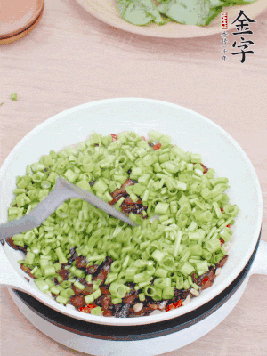 下菜梗翻炒，混合醬油肉。