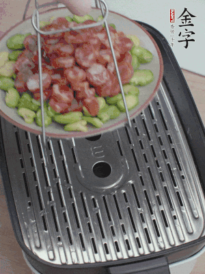 蠶豆鋪底，香腸鋪上，上鍋蒸15分鐘。