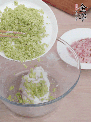 糯米粉邊揉邊加水，成團(tuán)后揉進(jìn)蠶豆、咸肉。
