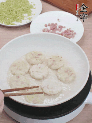 鍋中涼油，慢煎至兩面有脆殼。（油可以多一點(diǎn)）