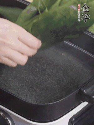 粽葉入沸水煮1分鐘，翻面再煮1分鐘，清洗干凈加水浸泡。