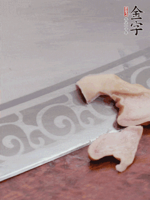 橫向一分為二，均勻切絲。