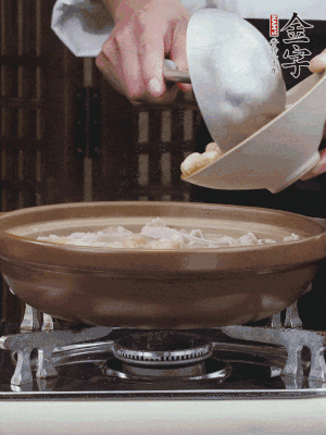 燜煮30分鐘，下花生、紅棗煮5分鐘。（花生提前預(yù)煮15分鐘）