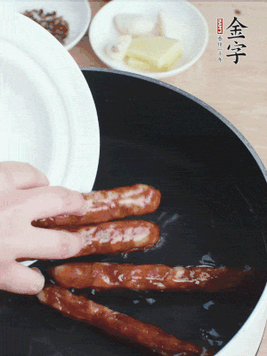 金字香腸水煮15分鐘，撈出切薄片。