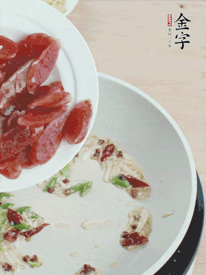 放香腸、苦瓜快速翻炒。