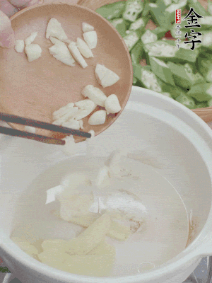 砂煲熱油，姜蒜、辣椒煸香。