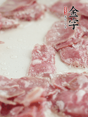 炒鍋熱油，下培根火腿煸炒。