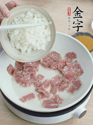 依次下洋蔥、紅菜椒、豌豆粒、玉米粒翻炒均勻。