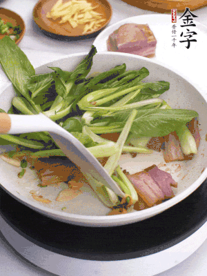 下小青菜翻炒，菜梆子變軟時，撒一點鹽、雞精調(diào)味。