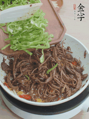 水分煸干，下青椒絲快炒1分鐘。