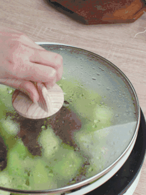 西葫蘆略出水時，加一小撮鹽調(diào)味。