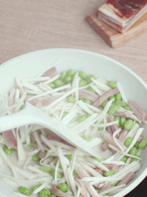 下茭白絲、青豆翻炒。