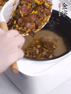 鋪在洗好的大米上，加清水，與食材持平。