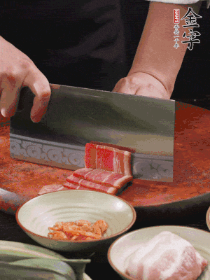 金字火腿上方切薄片，鮮五花肉切薄片。