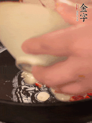 豬油潤鍋，下辣椒、大蒜、火腿片煸香。