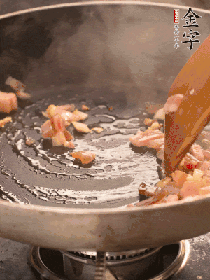 熱油爆香大蒜粒，煸香咸肉丁，淋一勺黃酒調(diào)味。