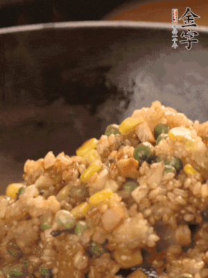 再下糯米，1勺蠔油、2勺生抽調(diào)味翻炒均勻。