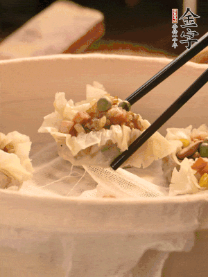 包好的燒賣放在蒸籠上，水開后蒸8分鐘左右。