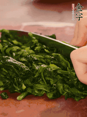 洗凈的菠菜加鹽焯水，撈出晾涼后攥干切碎。胡蘿卜切細(xì)絲。金字烤腸切園片。