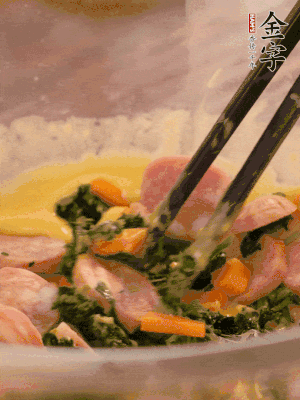 雞蛋、面粉、玉米油攪拌到無(wú)顆粒狀態(tài)。再加入菠菜、胡蘿卜、烤腸。少許鹽調(diào)味。