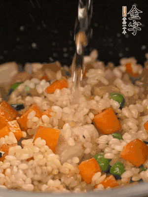 把食材轉(zhuǎn)移到電飯鍋中，倒入點清水，正常煮飯。