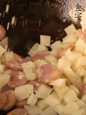 再放烤腸片煎熟。撒點鹽、孜然粉、辣椒面。