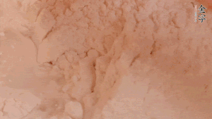 糯米粉中加入溫水，反復(fù)揉成團(tuán)。