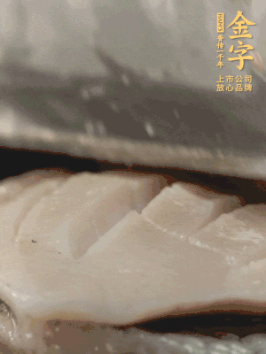 鮑魚用勺子撬出來，去掉內(nèi)臟和牙齒，加面粉、白醋、鹽、啤酒抓一下，清水洗凈，切花刀。