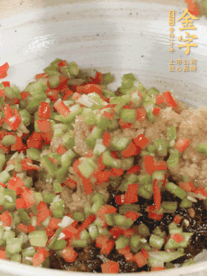 XO醬、蒜蓉醬、青紅椒粒攪拌成醬料。