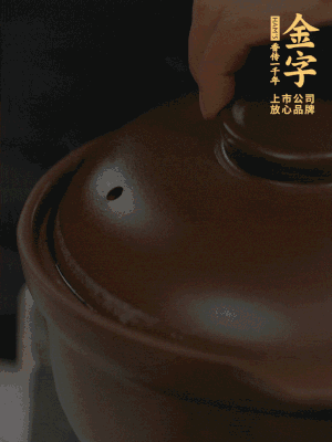 雞、火腿、姜片一起放入砂鍋中，大火轉(zhuǎn)小火燉2小時(shí)。