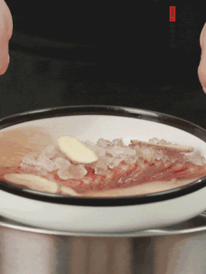 置于盤中，加冰糖100g、黃酒100g、水200g，上鍋蒸20分鐘。