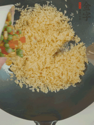 下豌豆粒、胡蘿卜粒、玉米粒。（買現(xiàn)成冷凍的雜菜即可，非常方便）