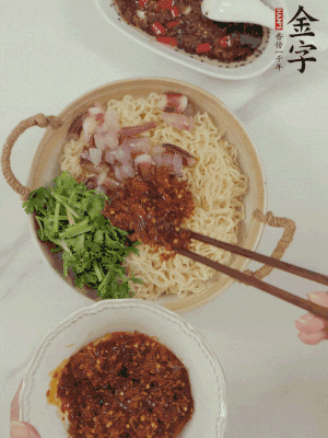 在面上鋪魷魚(yú)、香菜、金字火腿大師醬。