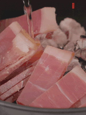 排骨、黃鱔段、金字火腿片放入砂鍋中，加沒(méi)過(guò)食材的水。