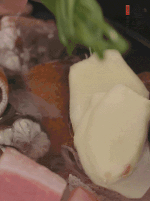 加姜片、蔥結(jié)、料酒。