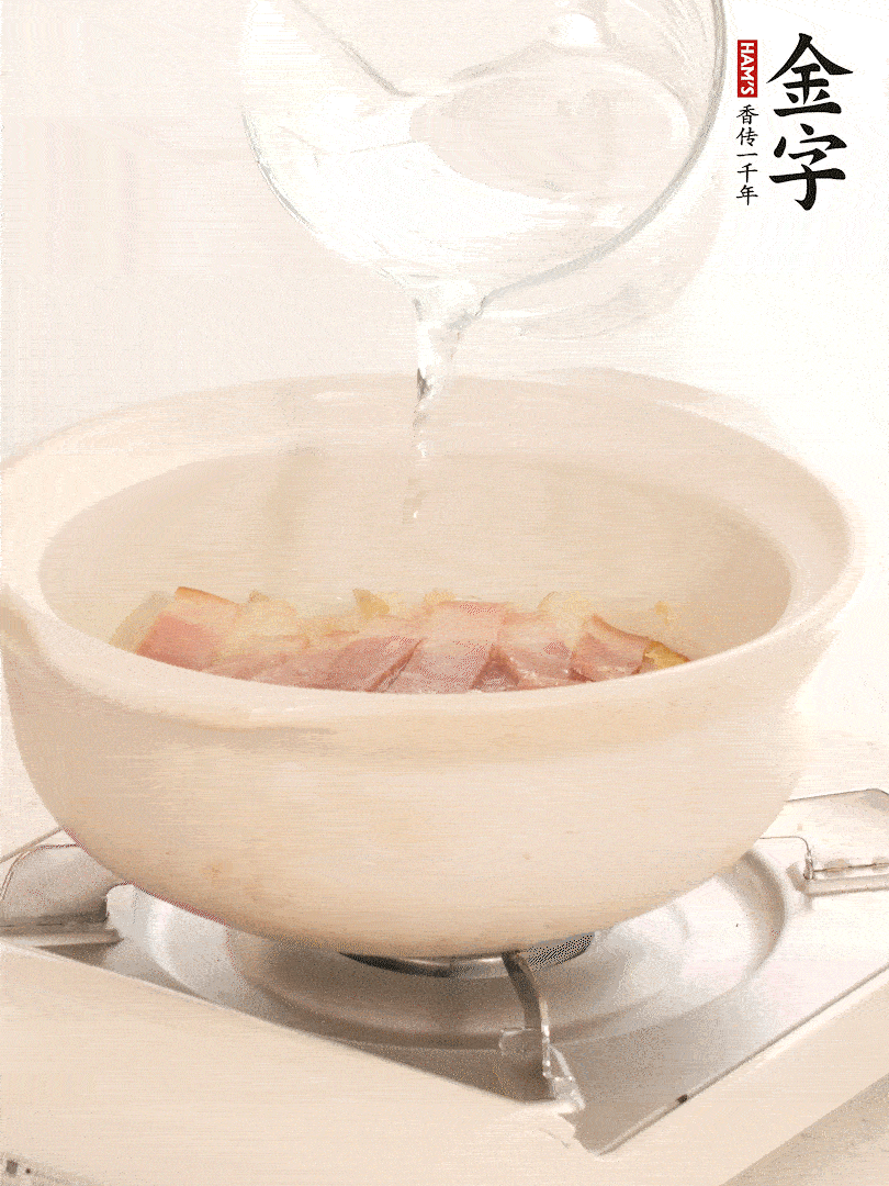 放入火腿片，加開水，再加入豆腐