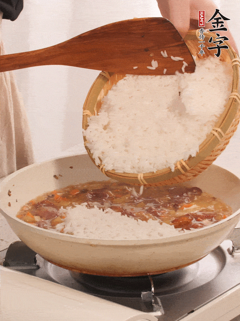 熱鍋燒油，香腸煸出油，加姜片去腥，加土豆、胡蘿卜、香菇翻炒到半熟，隨后加豆角、2小勺鹽、1大勺生抽，煸炒均勻。