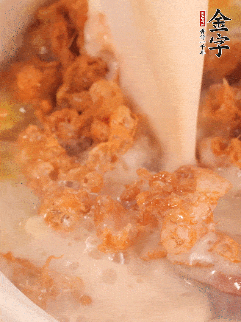 加入蛋酥再煨煮2分鐘，加入豆?jié){。