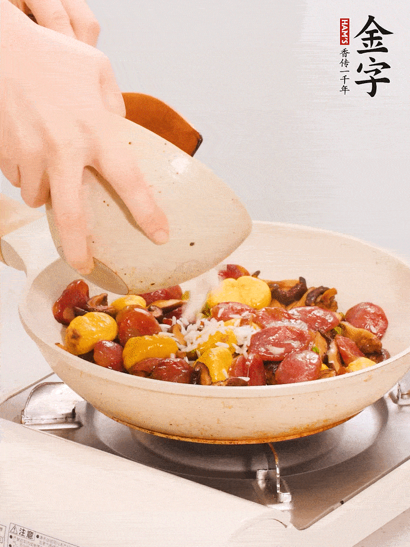 把米淘洗干凈，放入切好的香菇、板栗、毛豆。